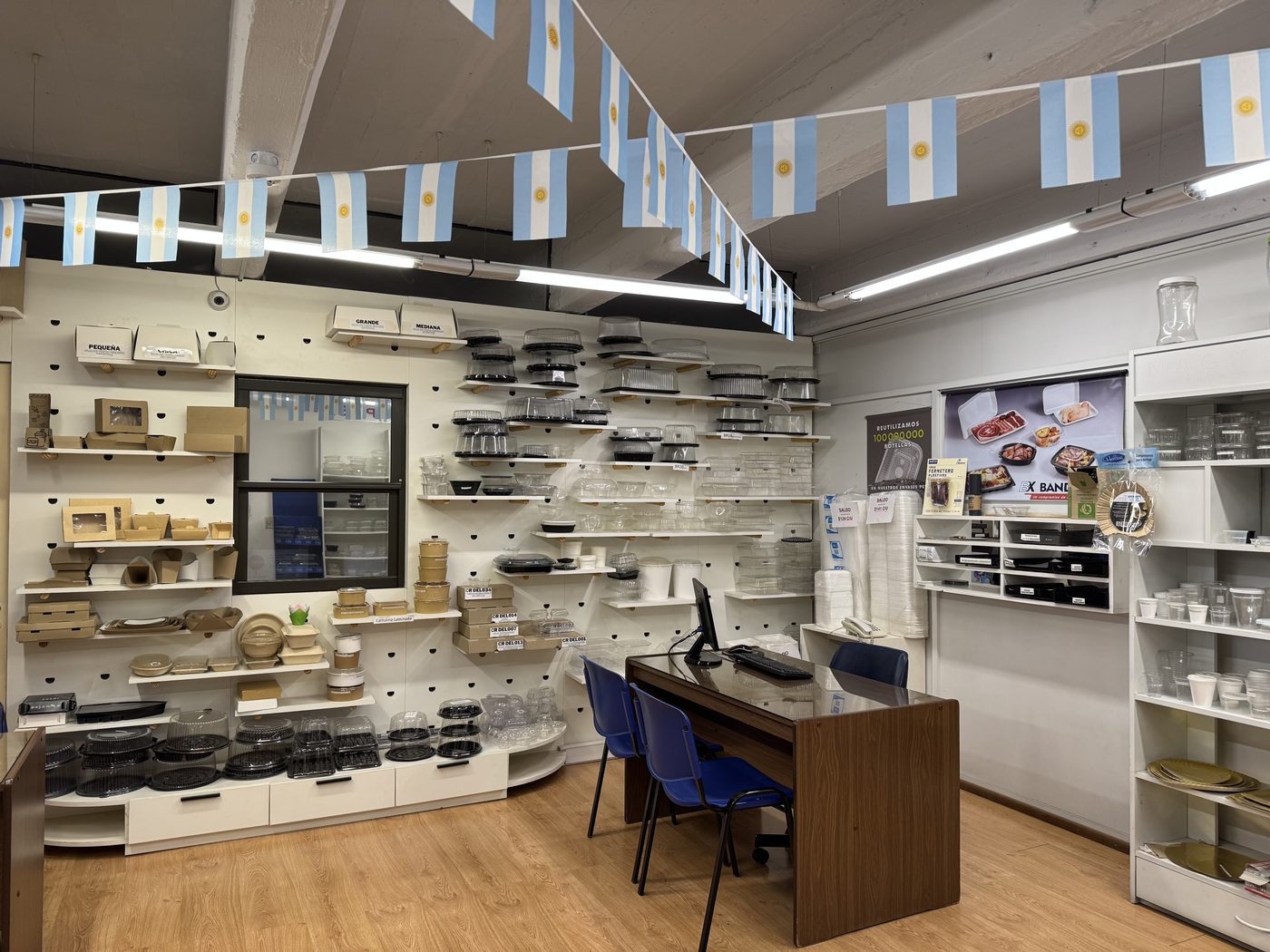 Local de RyM Descartable con estanterías de productos