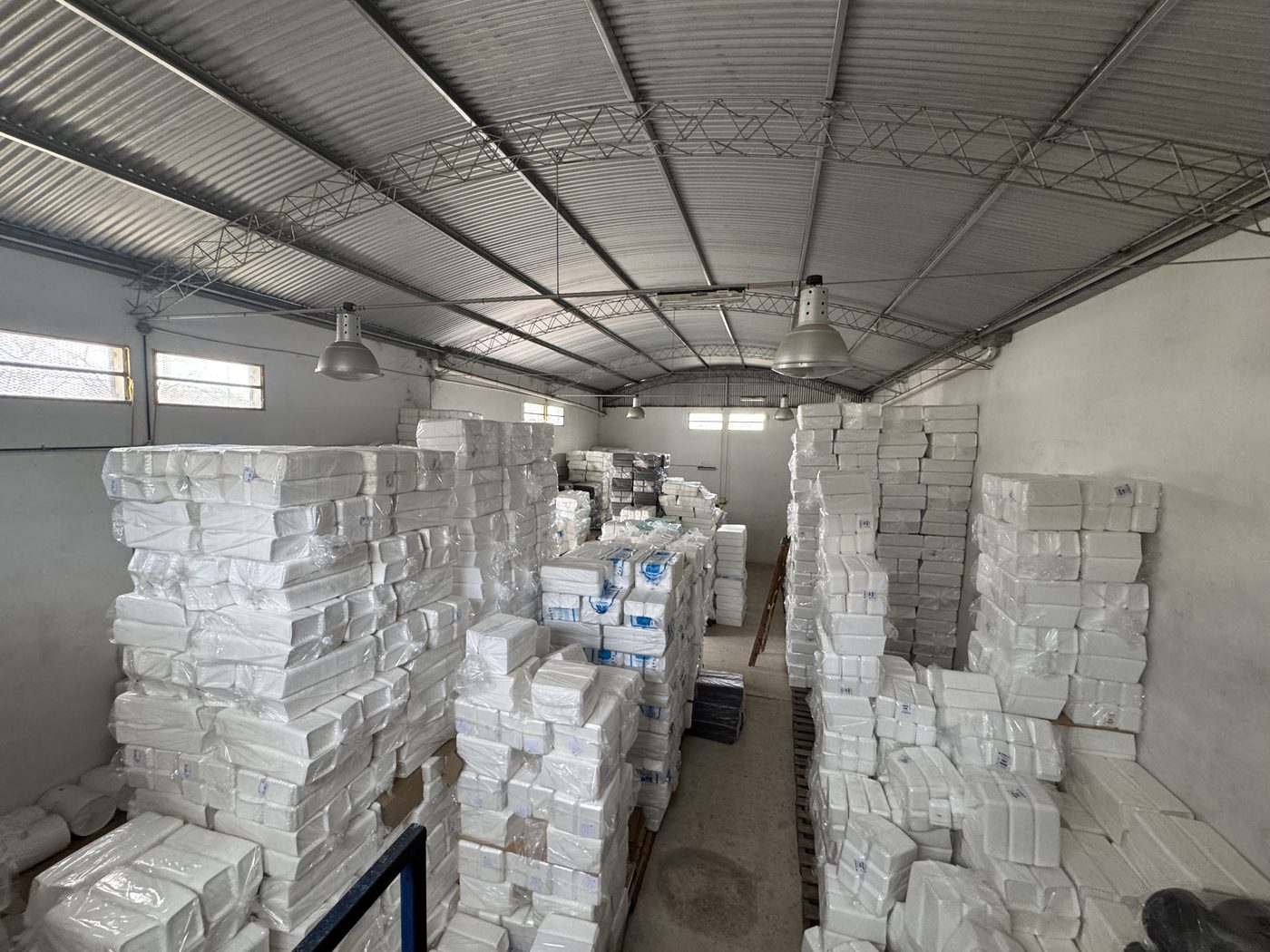 Bandejas y envases apilados en el depósito
